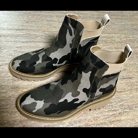 NWOB Nicole Miller Camo ankle boots - Picture 6 of 16